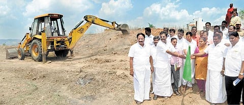 குடிமராமத்து திட்டத்தின்படி திருவள்ளூர் மாவட்டத்தில் 46 ஏரிகள் புனரமைக்கும் பணி தொடக்கம்: திருத்தணி அருகே ஆட்சியர் தொடங்கி வைத்தார்