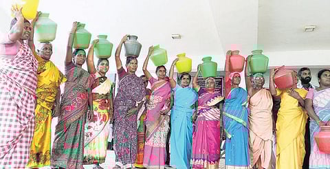 பெருமாநல்லூர் மொய்யாண்டாம்பாளையத்தில் 6 மாதங்களாக குடிநீர் விநியோகம் இல்லை: சிரமப்படுவதாக கிராம மக்கள் குற்றச்சாட்டு