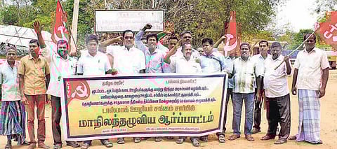 மூடப்பட்ட டாஸ்மாக் கடைகளில் பணியாற்றிய ஊழியர்களுக்கு மாற்றுப் பணி வழங்க வேண்டும்: தஞ்சாவூர், திருவாரூரில் ஆர்ப்பாட்டம்