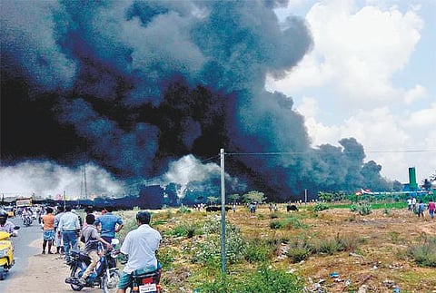 மின்சாதன பொருட்கள் தயாரிக்கும் நிறுவனத்தில் தீ விபத்து