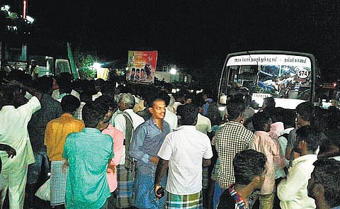 விராலிமலையில் ஜல்லிக்கட்டு நடத்த அனுமதி மறுப்பு: மக்கள் சாலை மறியல், போலீஸார் தடியடி - வாகனங்கள் உடைக்கப்பட்டதால் பரபரப்பு