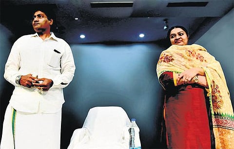 கணவரே எதிர்த்து போட்டியிட முடிவு: தொண்டர்களின் நம்பிக்கையை இழந்த தீபா