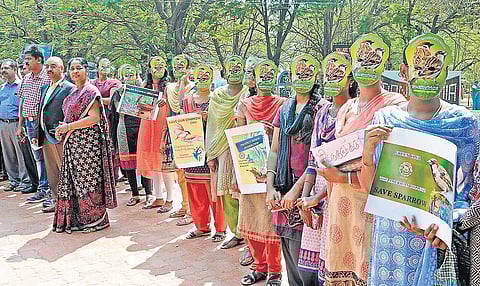 சிட்டுக்குருவிகள் தின கொண்டாட்டங்கள்: முகமூடி அணிந்து மாணவர்கள் விழிப்புணர்வு