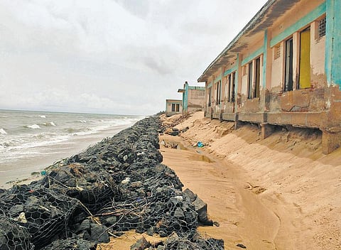 கடல் அரிப்பை தடுக்கும் பணிகள் பாதியில் நிறுத்தம்: படகுகளை நிறுத்த கரை இல்லாமல் அவதி - கடலூர் பெரியகுப்பம் மீனவர்கள் தவிப்பு