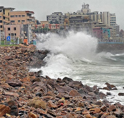 கடலில் மூழ்கி 2 மாணவர் பலி