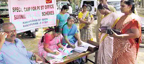 காஞ்சிபுரம் அஞ்சல் கோட்டத்துக்கு உட்பட்ட தபால் நிலையங்களில் 20 நாளில் 45 ஆயிரம் சேமிப்பு கணக்குகள் தொடக்கம்: வங்கிகளின் நிபந்தனையால் பொதுமக்கள் ஆர்வம்