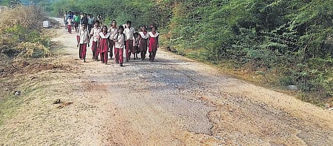 குண்டும், குழியுமான சாலையில் பேருந்து இயக்க மறுப்பு: போச்சம்பள்ளி அருகே 5 கிமீ நடந்து பள்ளிக்குச் செல்லும் மாணவர்கள்