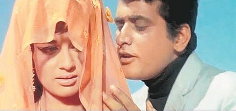 மொழி கடந்த ரசனை 26: கண்களில் படரும் ஒளி மேகங்கள்