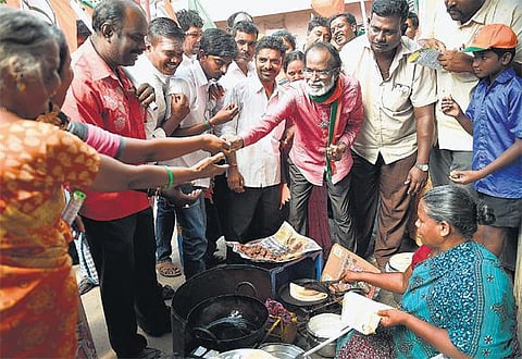 அதிமுகவில் அதிகாரப் போட்டிதான் நடக்கிறது: பாஜக வேட்பாளர் கங்கை அமரன் கருத்து