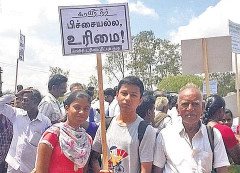 தஞ்சாவூர் ஆட்சியர் அலுவலகம் முன்பு காவிரி உரிமை மீட்புக் குழுவினர் 2-வது நாளாக காத்திருப்பு போராட்டம்: விவசாயிகள், பெண்கள், மாணவர்கள், இளைஞர்கள் ஆதரவு