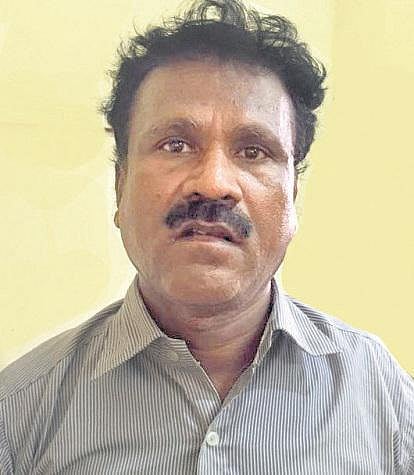 ஆர்.கே.நகர் தொகுதியில் வாக்காளர்களுக்கு பணம் விநியோகித்த டெய்லர் கைது