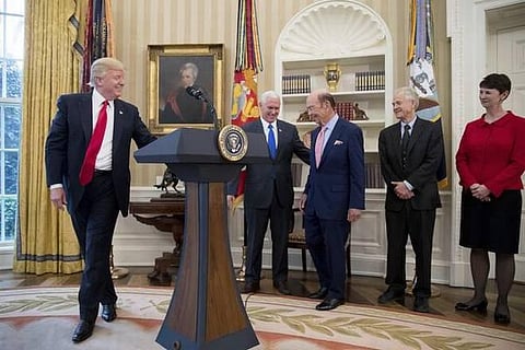 உத்தரவுகளில் கையெழுத்திடாமல் தனி அறைக்குச் சென்ற அமெரிக்க அதிபர் ட்ரம்ப்
