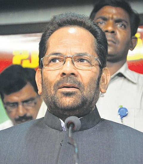 பிரதமர் மோடி சார்பில் ஆஜ்மீர் தர்காவுக்கு போர்வை: அமைச்சர் நக்வி வழங்கினார்