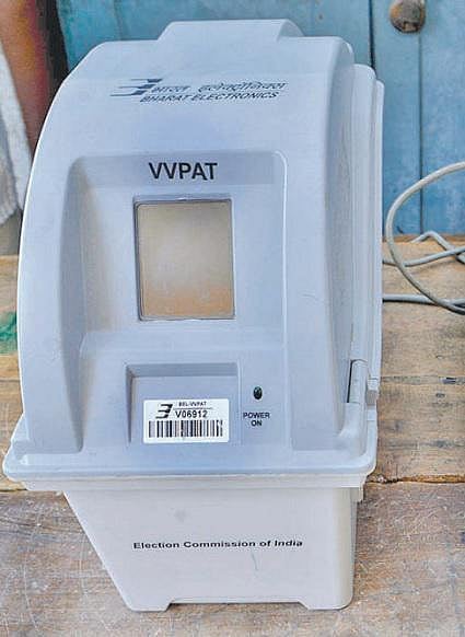 விவிபாட் இயந்திரத்தில் இருந்து பாஜகவுக்கு மட்டுமே வாக்களித்ததாக ரசீது வெளியானதால் அதிர்ச்சி:தேர்தல் ஆணையம் அறிக்கை கேட்டு உத்தரவு