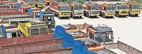 மாநிலம் முழுவதும் 4.25 லட்சம் லாரிகள் 3-வது நாளாக வேலைநிறுத்தம்: டேங்கர் லாரிகளும் நாளை முதல் ஸ்டிரைக் - அத்தியாவசிய பொருட்கள் விலை உயரும் அபாயம்