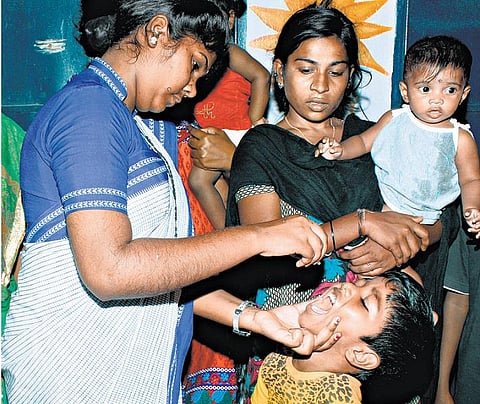 தமிழகம் முழுவதும் முதல் தவணையாக 66 லட்சம் குழந்தைகளுக்கு போலியோ சொட்டு மருந்து வழங்கப்பட்டது: 30-ம் தேதி இரண்டாம் தவணை முகாம்