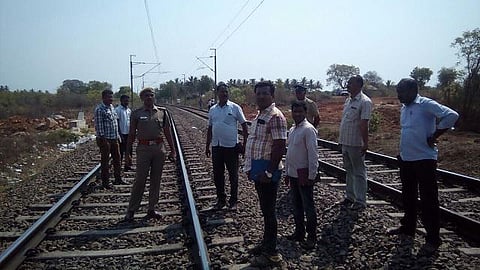 தருமபுரி அருகே எக்ஸ்பிரஸ் ரயிலில் கொள்ளை: சிக்னலை உடைத்து மர்ம நபர்கள் துணிகரம்