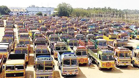 தமிழக அளவில் சுமுக முடிவு: லாரிகள் வேலைநிறுத்தம் 6-வது நாளாக தொடர்கிறது - டேங்கர் லாரிகள் இயங்கத் தொடங்கின