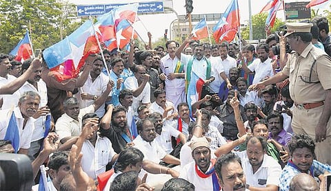 விவசாயிகளுக்கு ஆதரவாக போராட்டம்: தமிழகம் முழுவதும் ஆர்ப்பாட்டம், மறியல் - ஆயிரக்கணக்கானோர் கைது