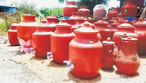 கோடையை சமாளிக்க குழாய் பொருத்திய மண்பானைகள் விற்பனை