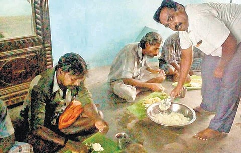 17 ஆண்டுகளாக அமாவாசைதோறும் அன்னதானம்: ஓய்வுபெற்ற உதவி ஆய்வாளரின் ஓய்வறியா சேவை