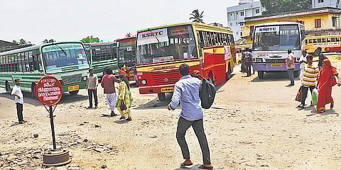 இடிக்கப்பட்டு 3 ஆண்டுகளாகியும் புதுப்பிக்கப்படாத வெளியூர் பேருந்து நிலையம்: பரிதவிக்கும் பயணிகள்