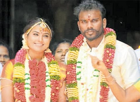 பிரபல நடிகையின் கணவர் விஷம் குடித்து தற்கொலை: திருமணமான ஒரு ஆண்டுக்குள் சோகம்