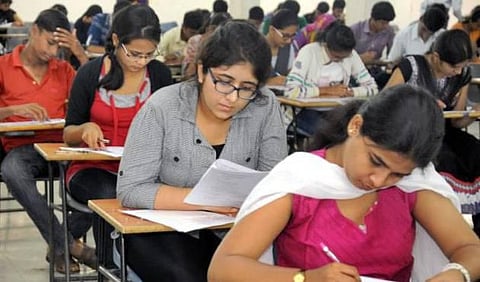 ஆசிரியர் தகுதித் தேர்வு: விண்ணப்பங்களை பரிசீலனை செய்யும் பணி மும்முரம் - ஏப்ரல் 3-வது வாரத்தில் ஹால் டிக்கெட் வழங்க ஏற்பாடு