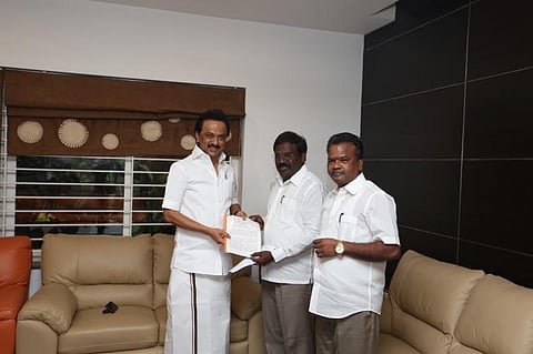 சாலைகளை வகைமாற்றம் செய்து மது வணிகர்களைக் காப்பாற்ற வேண்டாம்: ஸ்டாலின் கோரிக்கை