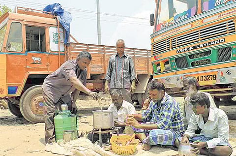 லாரி உரிமையாளர் சங்க கூட்டமைப்பு நிர்வாகிகளுடன் டெல்லியில் இன்று பேச்சுவார்த்தை: தீர்வு கிடைக்காவிட்டால் வேலைநிறுத்தம் தொடரும் என அறிவிப்பு