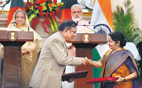 வங்கதேசத்துடன் 22 ஒப்பந்தங்கள் கையெழுத்து: தீஸ்தா நதிநீர் பங்கீடு பிரச்சினைக்கு விரைவில் தீர்வு - பிரதமர் ஷேக் ஹசீனாவிடம் நரேந்திர மோடி உறுதி