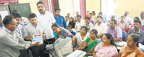 தேர்தல் விதிகளை மீறினால் 2 ஆண்டு சிறை: ஆர்.கே.நகரில் பிரச்சாரம் நாளை ஓய்கிறது - கருத்துக் கணிப்பு முடிவுகளை வெளியிடத் தடை