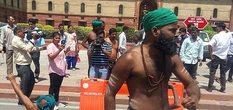 டெல்லியில் தமிழக விவசாயிகள் நிர்வாணப் போராட்டம்: பிரதமரை சந்திக்க முடியாததால் விரக்தியடைந்ததாக அய்யாக்கண்ணு விளக்கம்