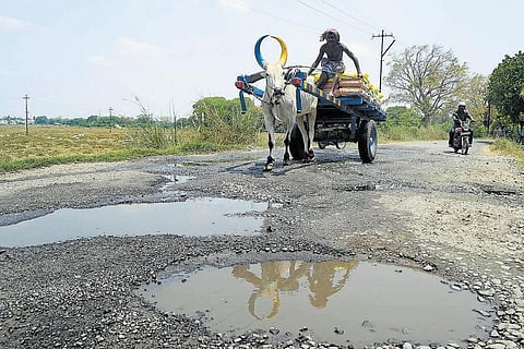 வறட்சியால் தட்டுப்பாடு நிலவும் நிலையில் குழாய்களில் உடைப்பால் வீணாகும் குடிநீர்: கண்டு கொள்ளாத நெல்லை மாநகராட்சி நிர்வாகம்