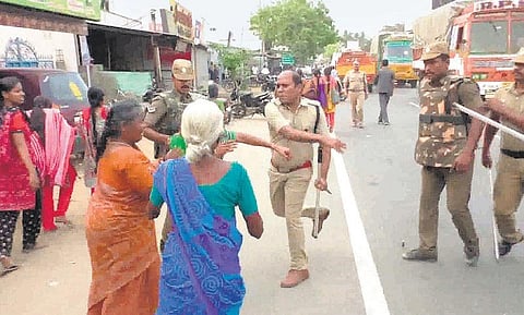 திருப்பூரில் மதுபானக் கடைக்கு எதிராக போராடிய பெண்ணை தாக்கிய போலீஸ் அதிகாரி மீது துறைரீதியான நடவடிக்கை