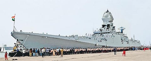 இந்தியக் கடற்படையில் புதிதாக சேர்க்கப்பட்ட போர்க் கப்பல் ‘ஐஎன்எஸ் சென்னை’மெரினா வருகை: பொதுமக்கள் உற்சாகமாக பார்வையிட்டனர்