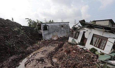 இலங்கையில் பெரும் குப்பைக் குவியல் தீப்பிடித்துச் சரிந்ததில் 4 குழந்தைகள் உட்பட 21 பேர் பலி