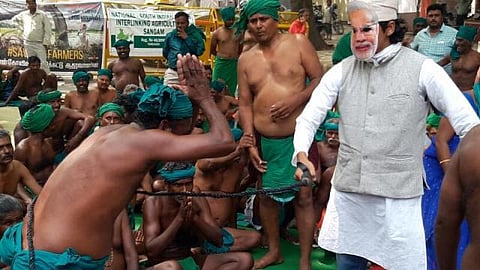 டெல்லியில் சாட்டையடி போராட்டம் நடத்திய விவசாயிகள்