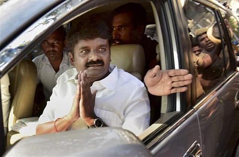 வருமான வரித்துறை அலுவலகத்தில் விஜயபாஸ்கர், கீதாலட்சுமி ஆஜர்