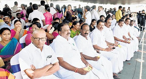 ‘ஐஎன்எஸ் சென்னை’யில் அமைச்சர்கள்: அரசியல் சாகச நிகழ்ச்சியாக மாறிய போர் சாகச நிகழ்ச்சி