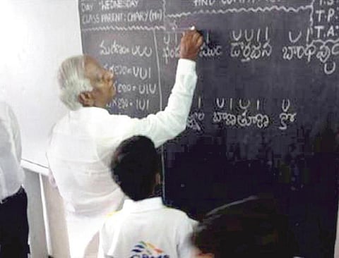 ஆசிரியராக மாறிய தெலங்கானா துணை முதல்வர்: மாணவர்களின் கோரிக்கையை ஏற்று கோடை விடுமுறை அறிவிப்பு