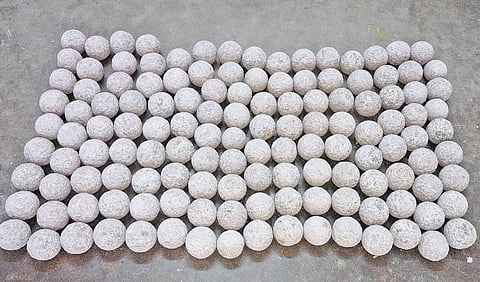 வேலூர் அரசு அருங்காட்சியகத்தில் 200 ஆண்டுகள் பழமைவாய்ந்த பீரங்கி கல் குண்டுகள் ஒப்படைப்பு: திருவண்ணாமலை ஆட்சியர் பிரசாந்த் நடவடிக்கை