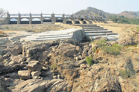 140 ஆண்டுகளுக்குப் பின்னர் வறட்சியின் கோரத்தால் வறண்ட மேட்டூர் அணை: பாசனத்துக்கும், குடிநீருக்கும் பரிதவிப்பு