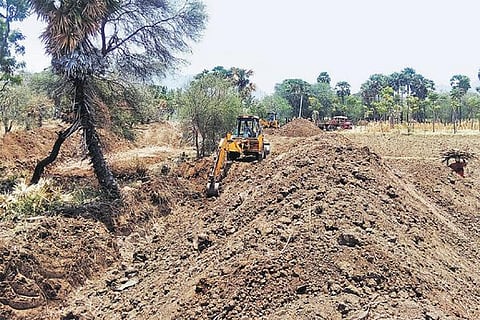 நீர்வழிப் பாதைகளை மீட்டு சீரமைக்கும் பணியில் விவசாயிகள்: தருமபுரி மாவட்டத்தில் விவசாயத்தைக் காக்க மேற்கொள்ளப்பட்டுள்ள கூட்டு முயற்சி