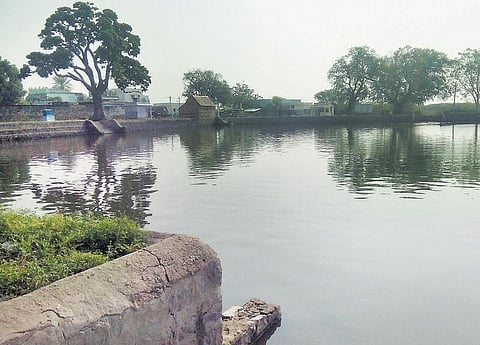 தே.கல்லுப்பட்டி அருகே வாய்க்காலை தூர்வாரியதால் கோடையிலும் நிரம்பி வழியும் தெப்பம்