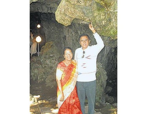 இது எங்க சுற்றுலா! - குகையை விரலில் தாங்கினார்