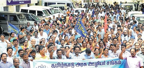 அரசு ஊழியர்கள் இன்றுமுதல் வேலைநிறுத்தம்: தமிழகம் முழுவதும் 4.5 லட்சம் பேர் பங்கேற்கிறார்கள்