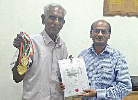 தள்ளாடும் வயதிலும் தடகளப் போட்டியில் ஆர்வம்: ஓய்வு பெற்ற ரயில்வே ஊழியர்- 75 தங்கப் பதக்கம் வென்று சாதனை