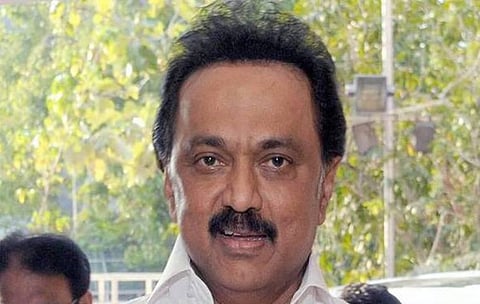 அரசு ஊழியர்களை கவனிக்காமல் அணிகளை இணைப்பதில் ஆர்வம் காட்டுவதா?- ஸ்டாலின் காட்டம்