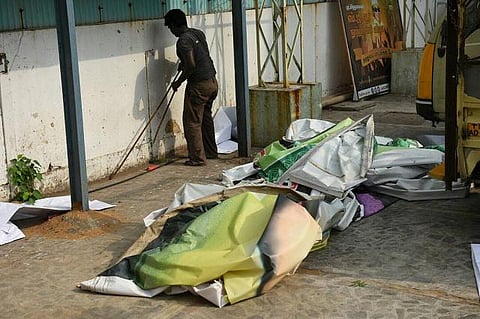 அதிமுக அலுவலகத்திலிருந்து சசிகலா பேனர்கள் அகற்றம்